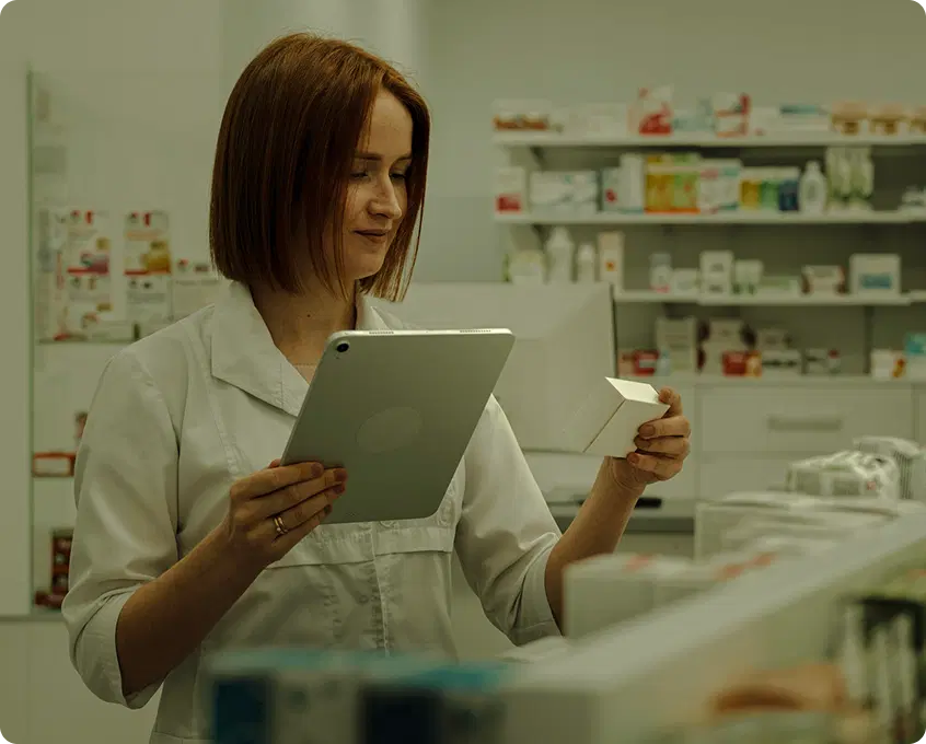 imagem de farmaceutia com tablete nas mãos